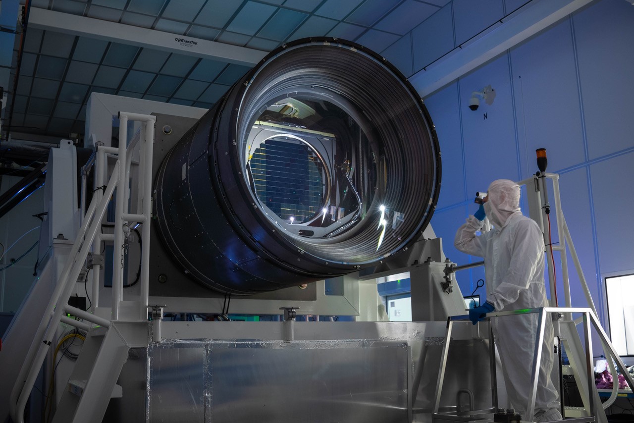 Photographie de la cam��ra, avec l��un des filtres de couleur positionn��. ? Olivier Bonin/SLAC National Accelerator Laboratory.