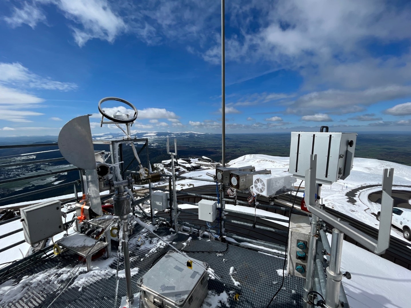 Les collecteurs de nuage d��ploy��s pendant ATMOACCESS RACLET: de droite �� gauche Boogie (LaMP), trois CASCC (TROPOS) et, au centre, le CWS (TROPOS/ZAMG). Dans le cercle, un des capteurs de rayonnement solaire.