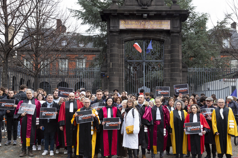 La gouvernance de l'UCA devant le rectorat, accompagn��e de personnels et d'��tudiants, en vue d'une audience avec le recteur.